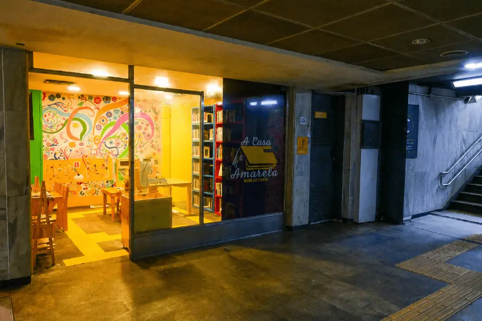 Biblioteca A Casa Amarela: um refúgio de leitura gratuito no coração da Cinelândia